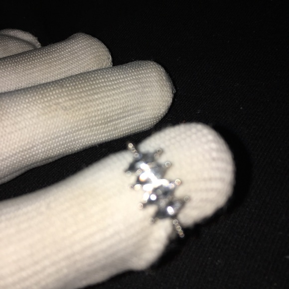 ANGLE DIAMOND RING - Picture 5 of 12